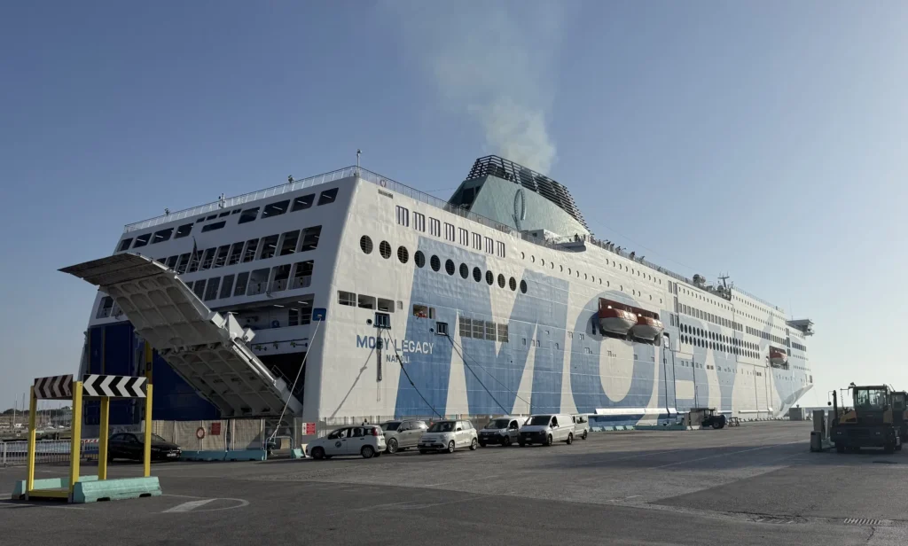 Trajekt Moby Legacy v prístave Livorno pred odplávaním na Sardíniu do prístavu Olbia.