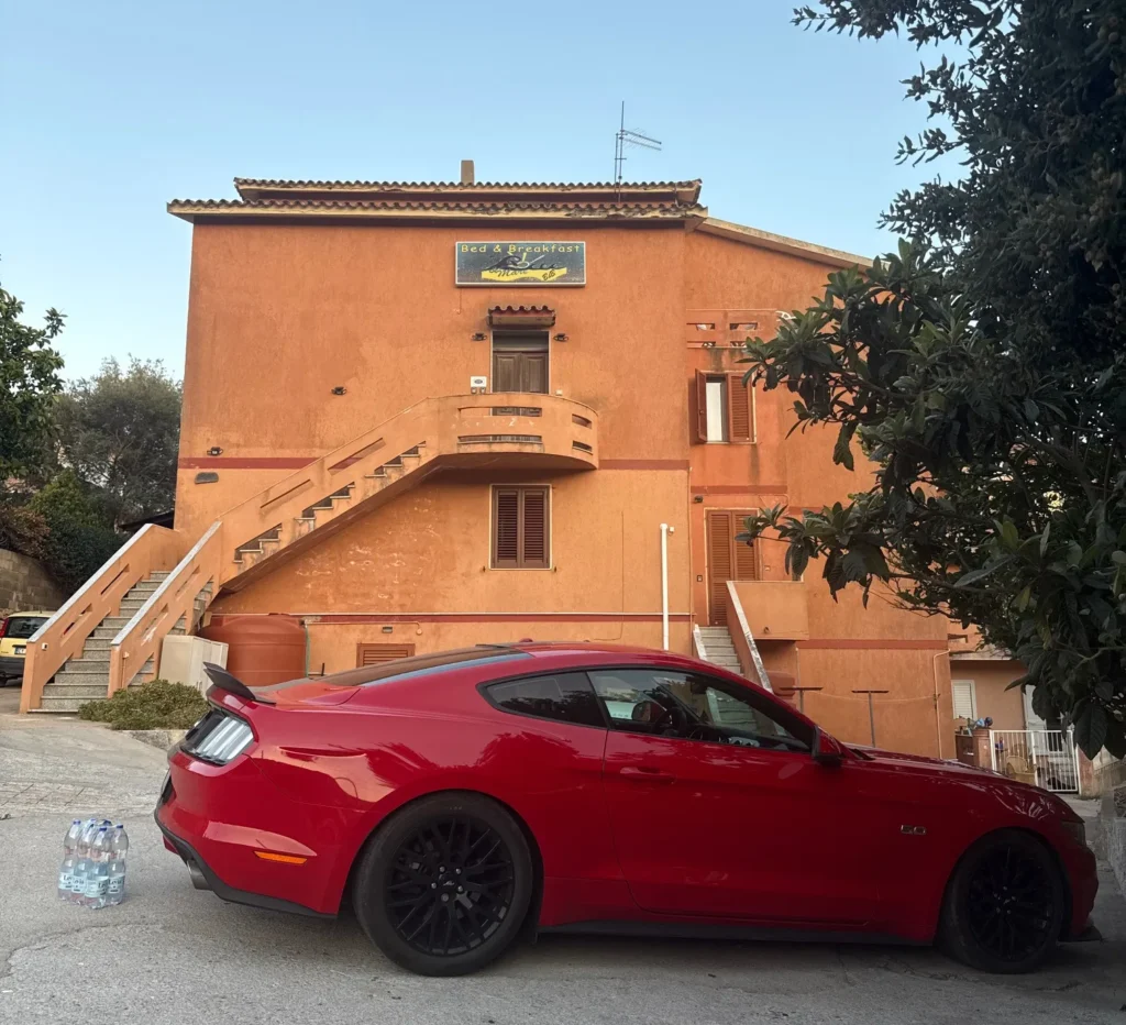 Bed & Breakfast Tra Rocce & Mare na ostrove La Maddalena na Sardínii s parkovaním pred ubytovaním.