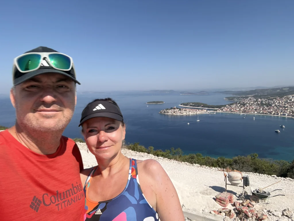 Po rannom behu na kopec Gaj pri soche Gospa od Loreta s panoramatickým výhľadom na Primošten.