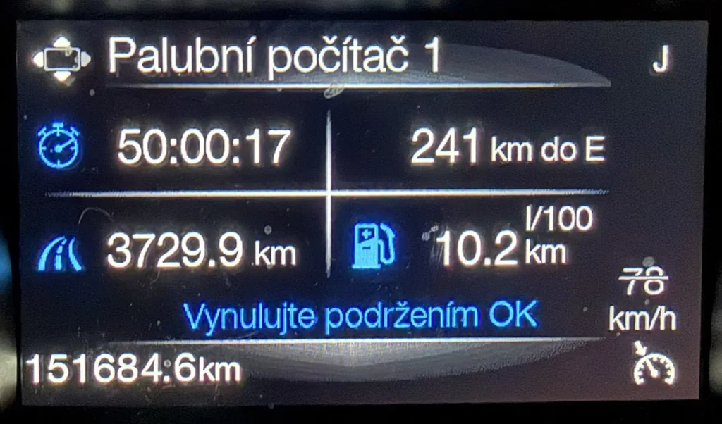 Celková štatistika roadtripu autom na Sardíniu z palubného počítača – prejdená vzdialenosť 3 729,9 km, priemerná spotreba 10,2 l/100 km a čas jazdy 50 hodín.