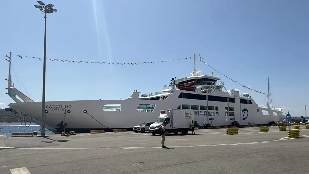 Trajekt Delcomar v prístave Palau pred odplávaním na ostrov La Maddalena na severovýchode Sardínie.