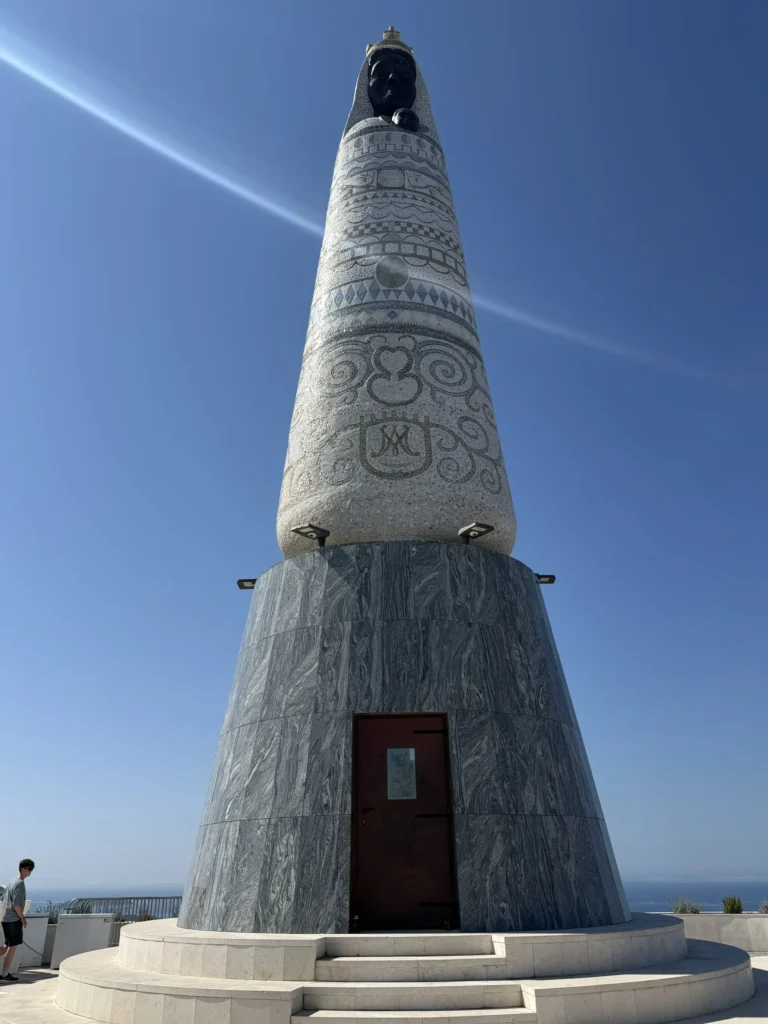 Socha Panny Márie Loretánskej (Gospa od Loreta) nad Primoštenom v Chorvátsku.
