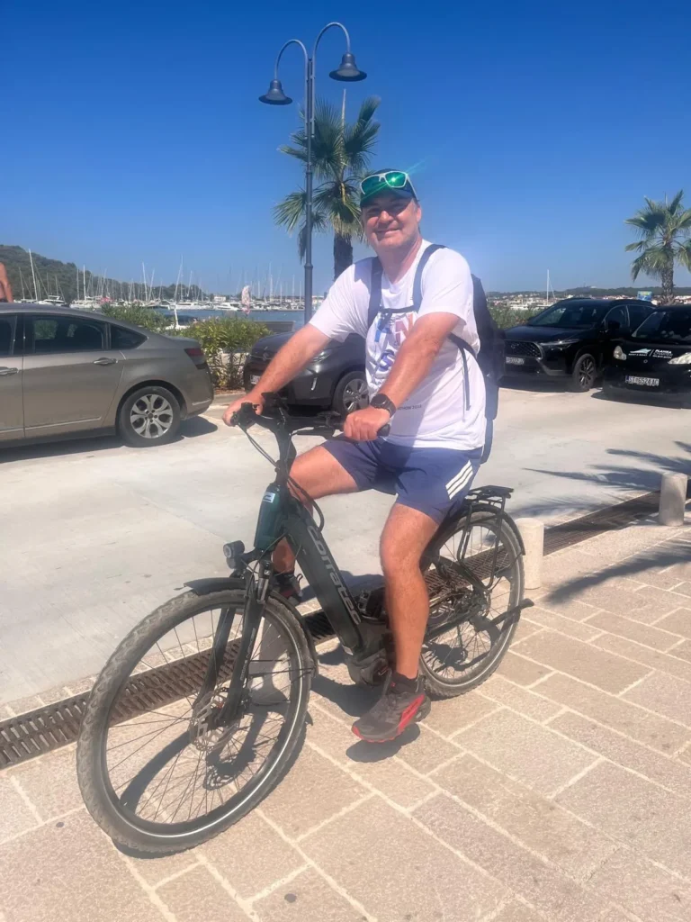 Cyklovýlet na elektrobicykli po pobreží v Rogoznici v Chorvátsku.