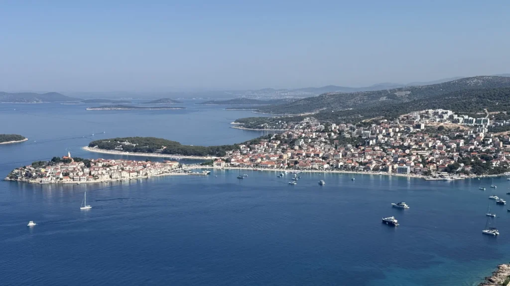 Panoramatický výhľad na Primošten z vyhliadky pri soche Panny Márie Loretánskej (Gospa od Loreta).